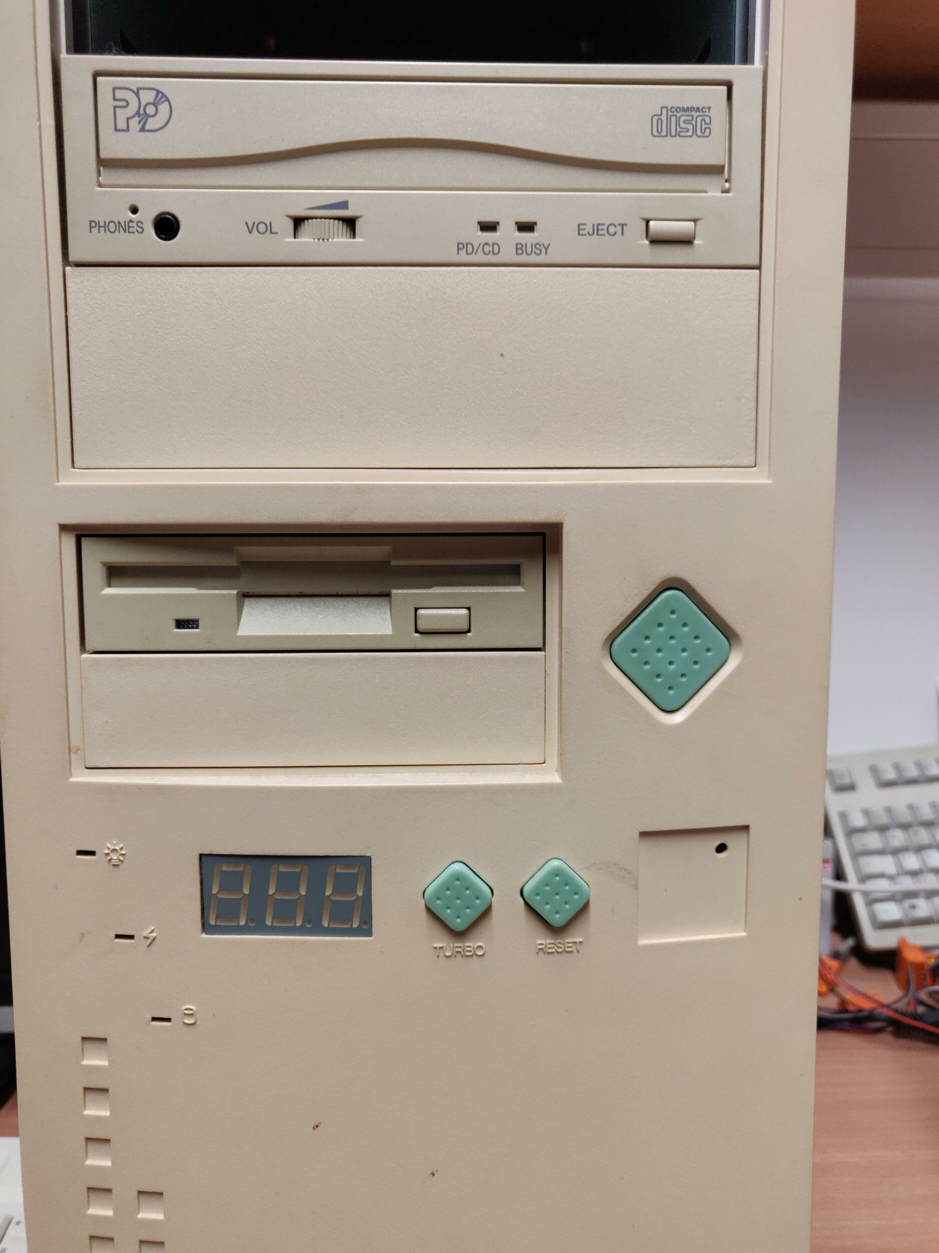 A maior mentira dos anos 80 e 90: Relembre o botão "Turbo" que, na verdade, deixava seu PC mais lento 6 x2750dkbi3p41
