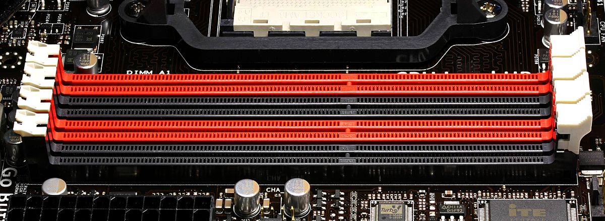 Dual Channel vs Single Channel: o que é como isso afeta no desempenho? 5 1200px DDR3 RAM slots – dual channel top oblique PNr°0302