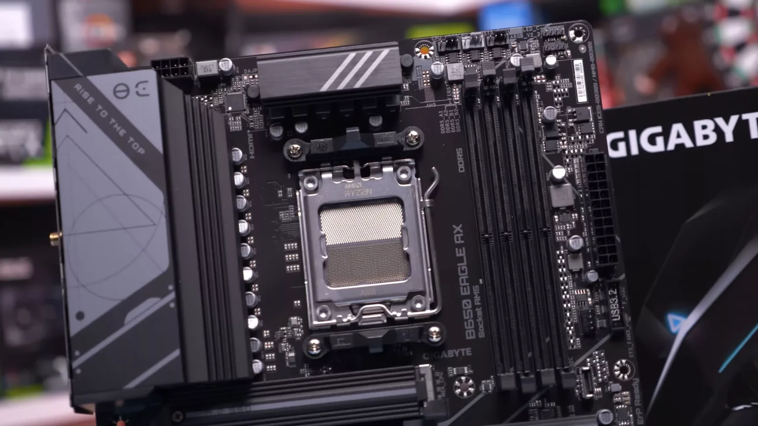Placa-mãe Gigabyte B650 Eagle AX em formato mini-ITX com soquete AM5, slots de memória DDR5 e caixa da fabricante ao lado