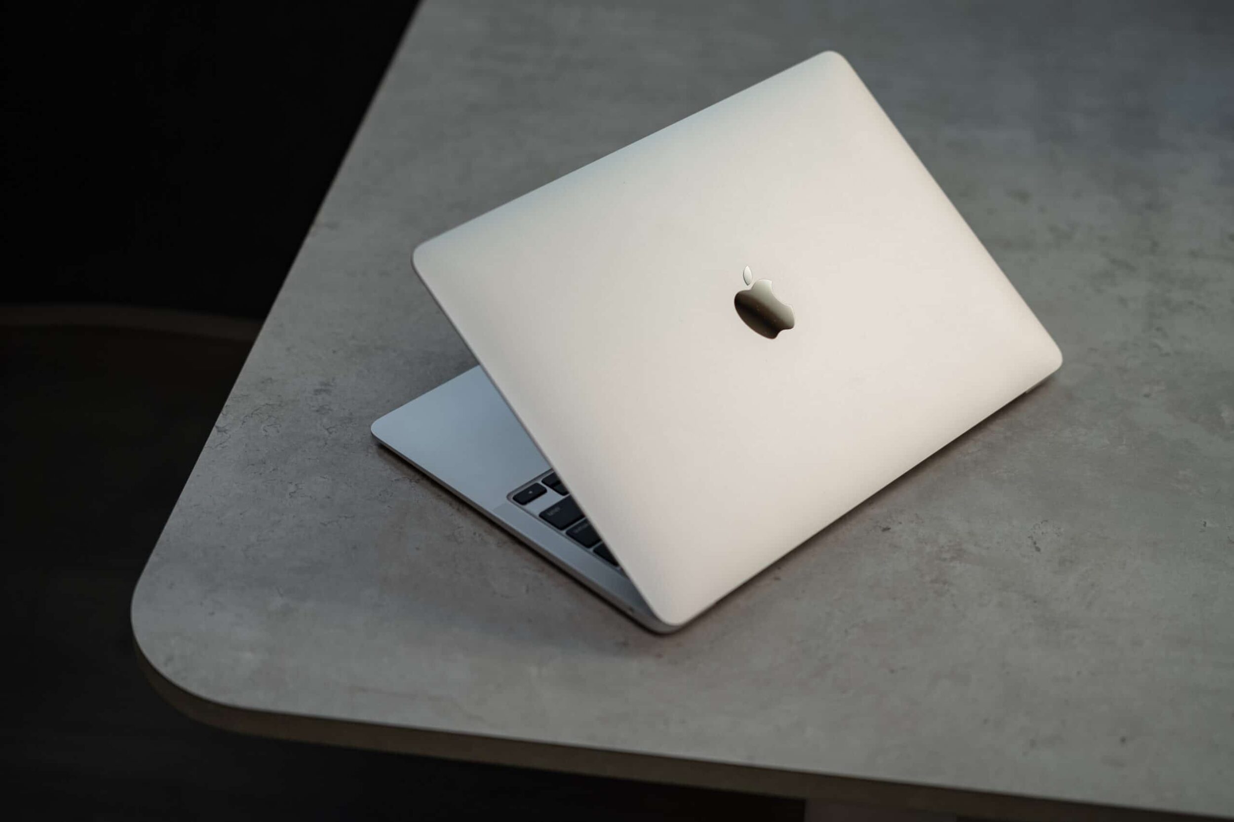 Por que a Apple é a única "imune" ao colapso nas vendas de notebooks previsto para 2026 1 24 macbook air scaled 1