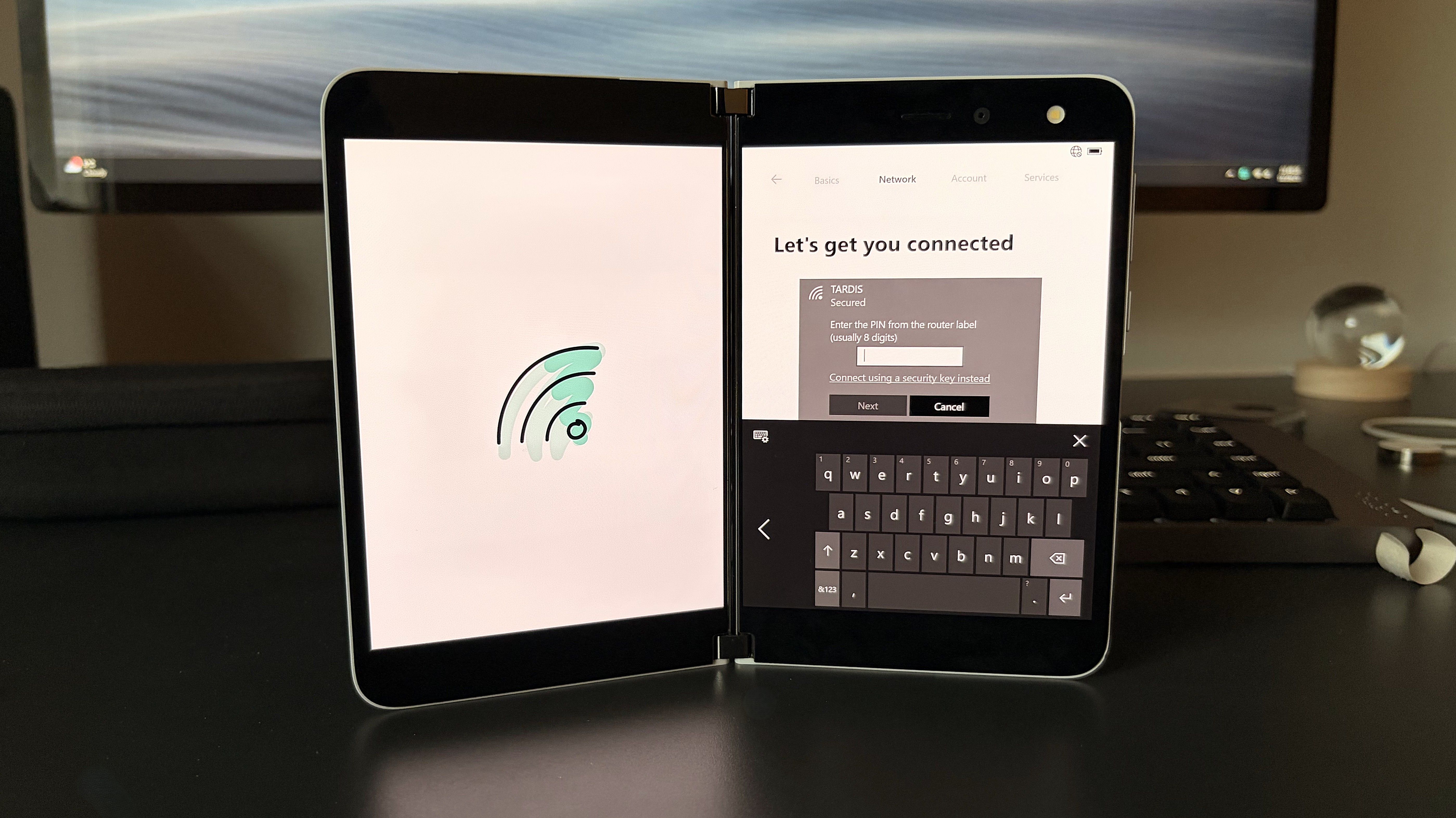 Andromeda OS ganha nova vida no Surface Duo com build vazado 2 Tablet Surface Duo dobrável com tela direita mostrando tela de conexão Wi-Fi e teclado virtual