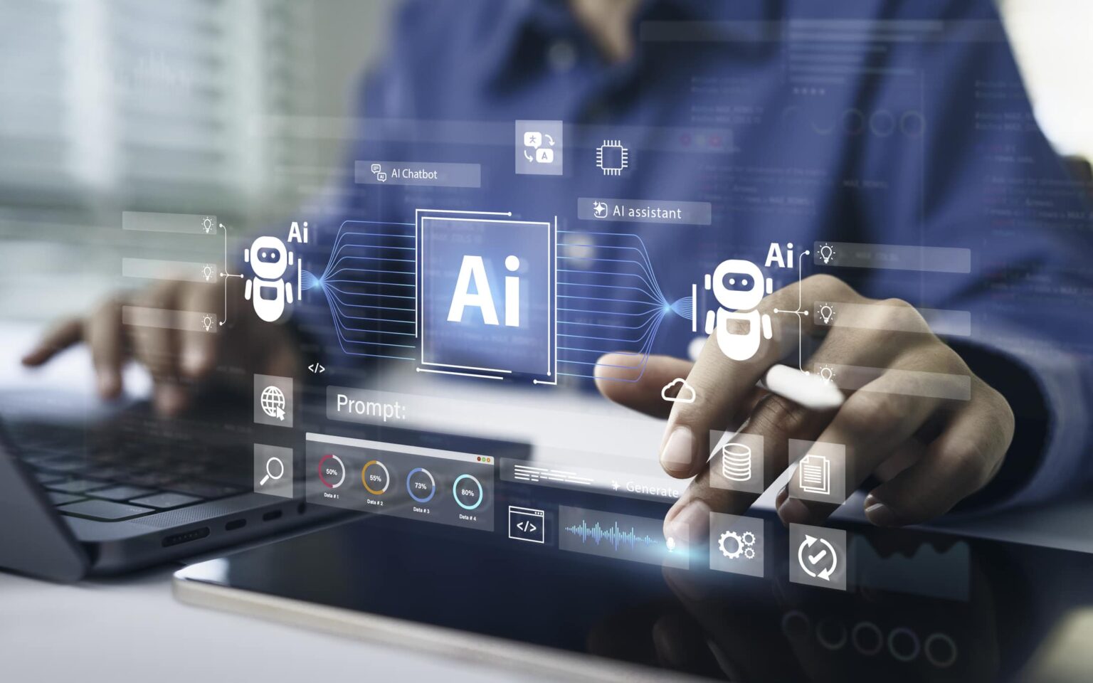 Pessoa de camisa azul digitando em notebook e tocando tablet, com ícones holográficos de chatbots "AI", painel de prompt e gráficos de dados sobre a tela