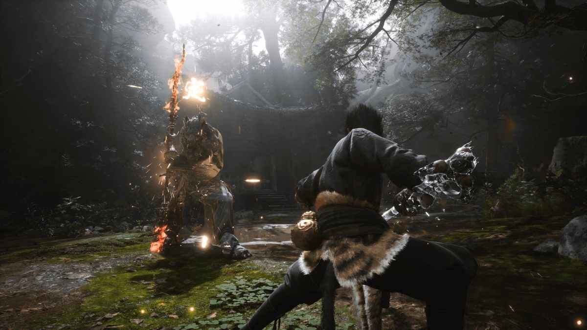 Black Myth: Wukong impulsiona turismo histórico na China e gera milhões 2 Cena de combate entre guerreiro com lâmina cristalina e oponente com armadura metálica e bastão flamejante perto de construção antiga chinesa