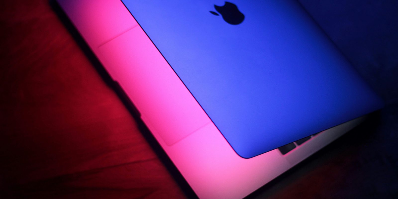 Por que a Apple é a única "imune" ao colapso nas vendas de notebooks previsto para 2026 3 Notebook MacBook prateado com iluminação colorida, logotipo da Apple e acabamento metálico