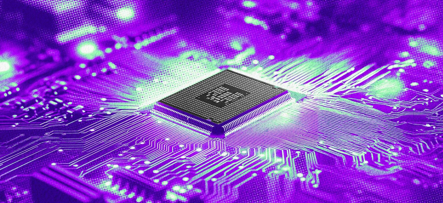 Chip processador sobre placa de circuito impressa com trilhas em tons de roxo e verde, em close com efeito de luz desfocada