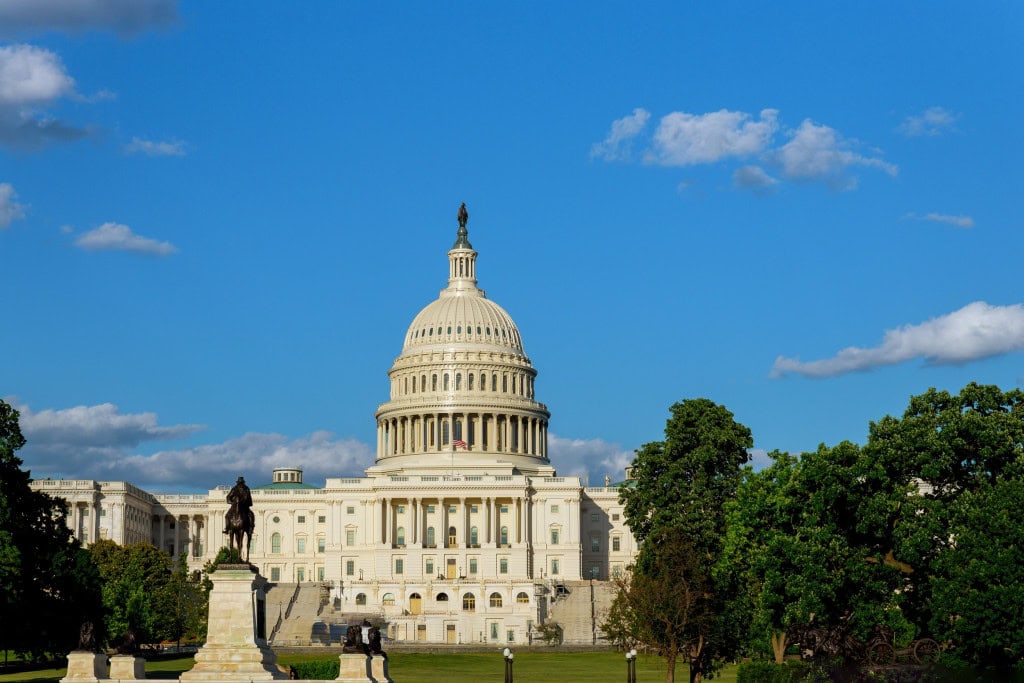 Nova regra dos EUA pode exigir histórico das redes sociais dos últimos 5 anos para para liberar entrada no país 3 Capitólio dos EUA com céu azul e bandeira americana tremulando