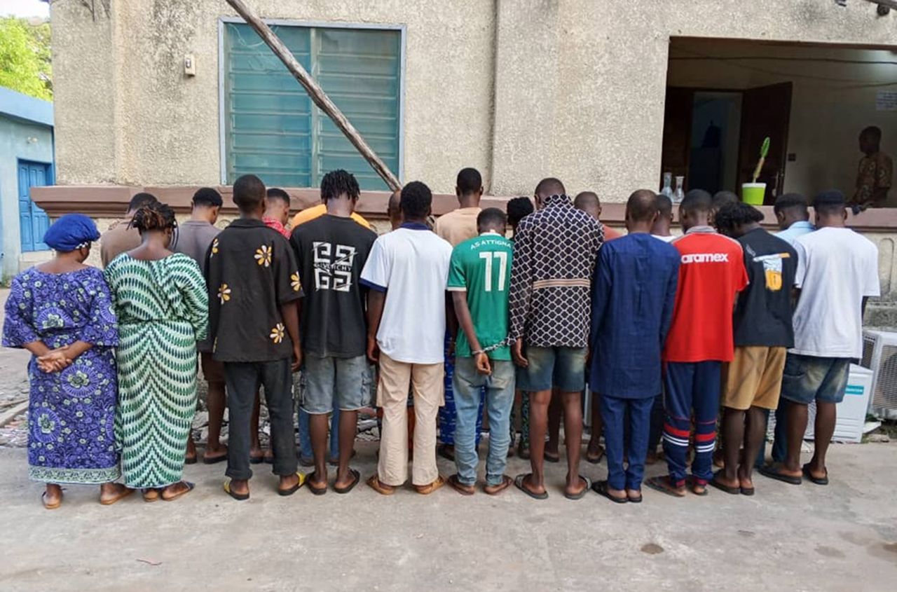 Operation Sentinel expõe redes de cibercrime na África com 574 prisões e milhões recuperados 1 Fila de pessoas em área externa de prédio em país africano
