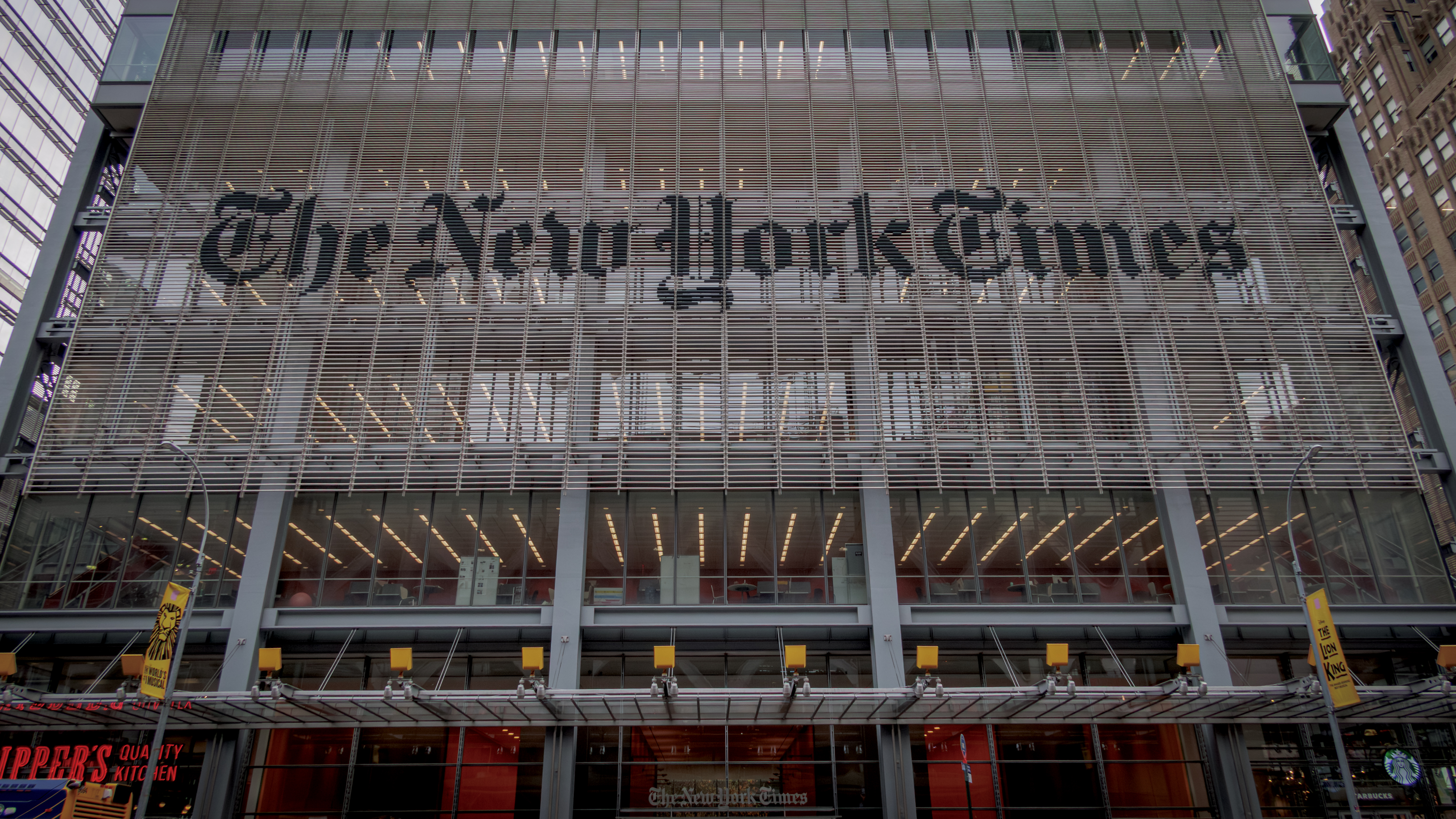 O embate entre New York Times e Perplexity: a batalha por direitos autorais na era da IA 1 Edifício The New York Times Building com fachada de lâminas horizontais metálicas em Nova York