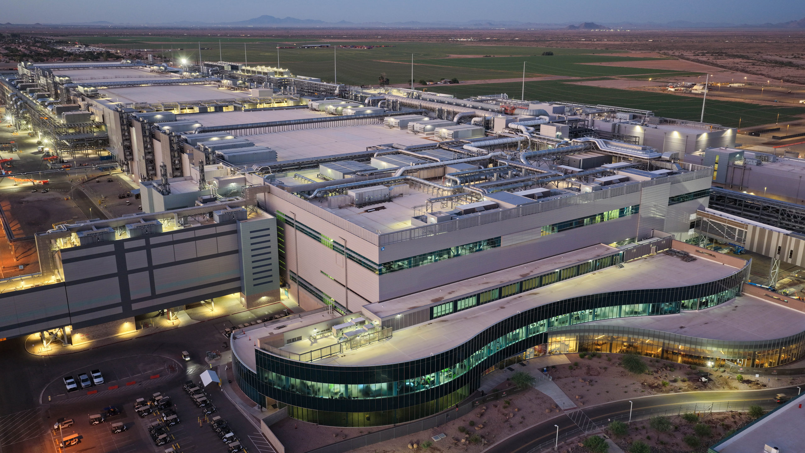 Intel Fab 52 supera TSMC no Arizona com produção mais avançada e eficiente 2 Complexo industrial da Intel em Arizona ao entardecer com múltiplos edifícios modulares e infraestrutura de fabricação