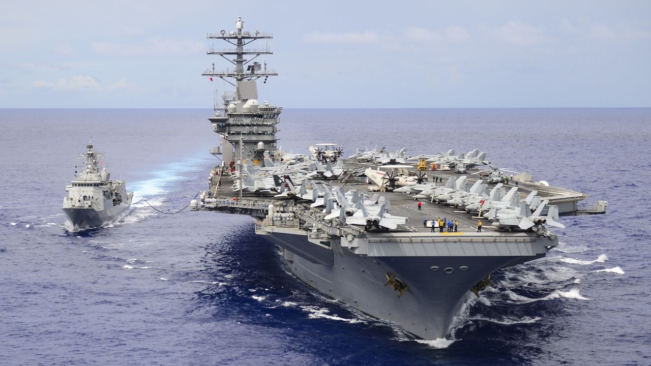Empresa americana quer transformar reatores nucleares aposentados da Marinha em centros de dados para IA 1 Porta-aviões da Marinha americana com convés repleto de aeronaves em operação no mar azul
