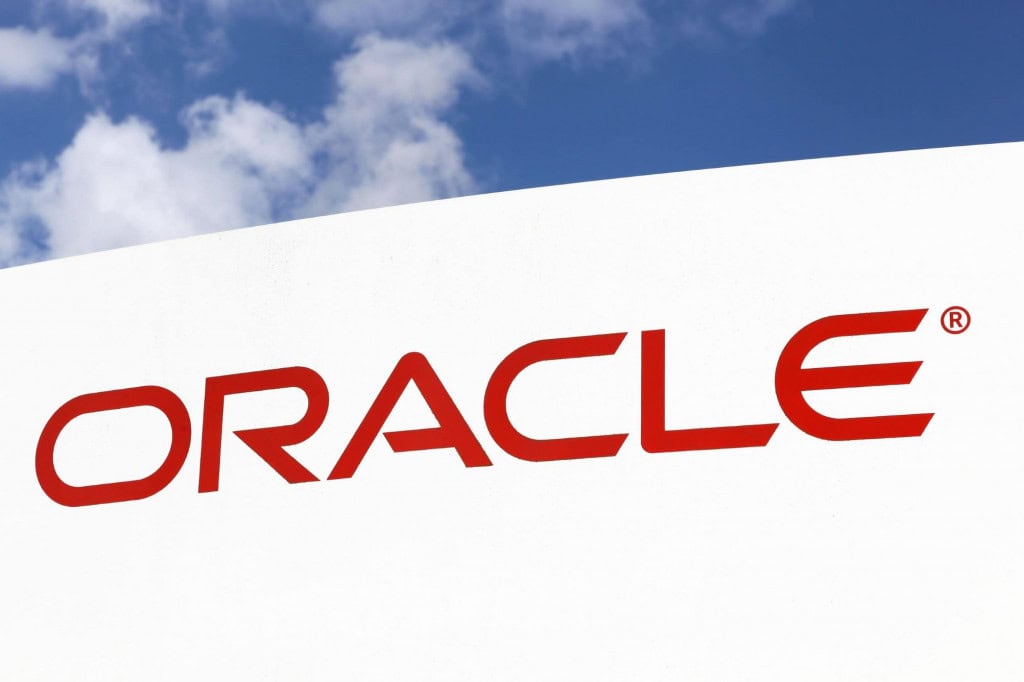 Um novo TikTok nos EUA: Versão atual será 'morta' após acordo histórico; entenda 2 Logotipo da Oracle em placa branca contra céu azul claro
