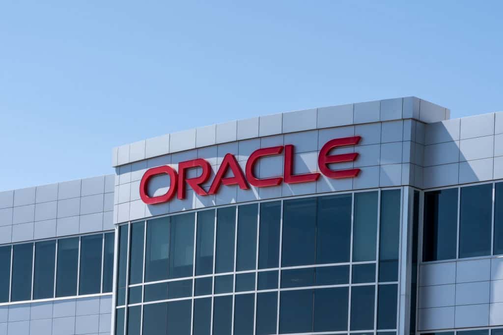 Oracle em crise Profunda: ações despencam 30% no pior trimestre em 20 anos 2 Fachada corporativa do prédio da Oracle com logo vermelho em destaque