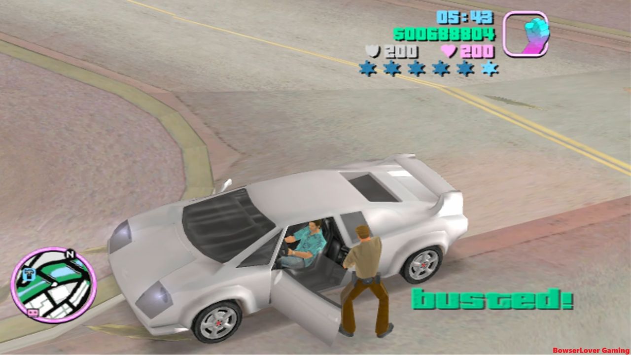 Take-Two Interactive exige remoção de GTA Vice City que roda em navegador por violação de direitos 1 Cena de videogame GTA Vice City com carro esportivo prata, motorista e passageiro conversando, HUD de jogo e texto busted.