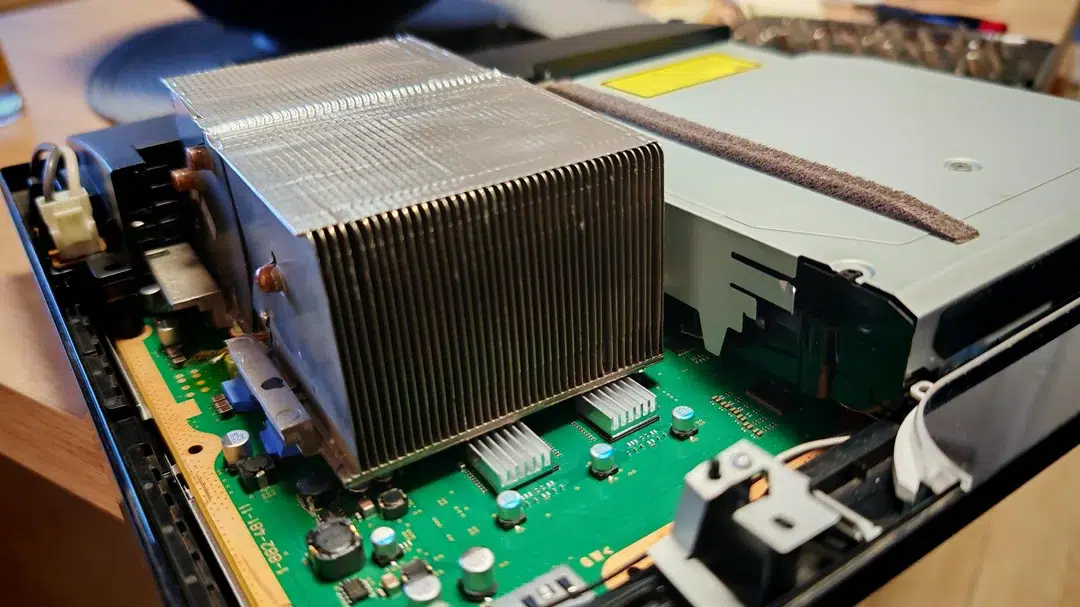 "PS3 Slim Pro": entusiasta desmonta seu PS3 e o aprimora com componentes de servidor 3 ps3 slim pro final design with efficient airflow cool or not v0 sqf7gz0n4lzf1 1