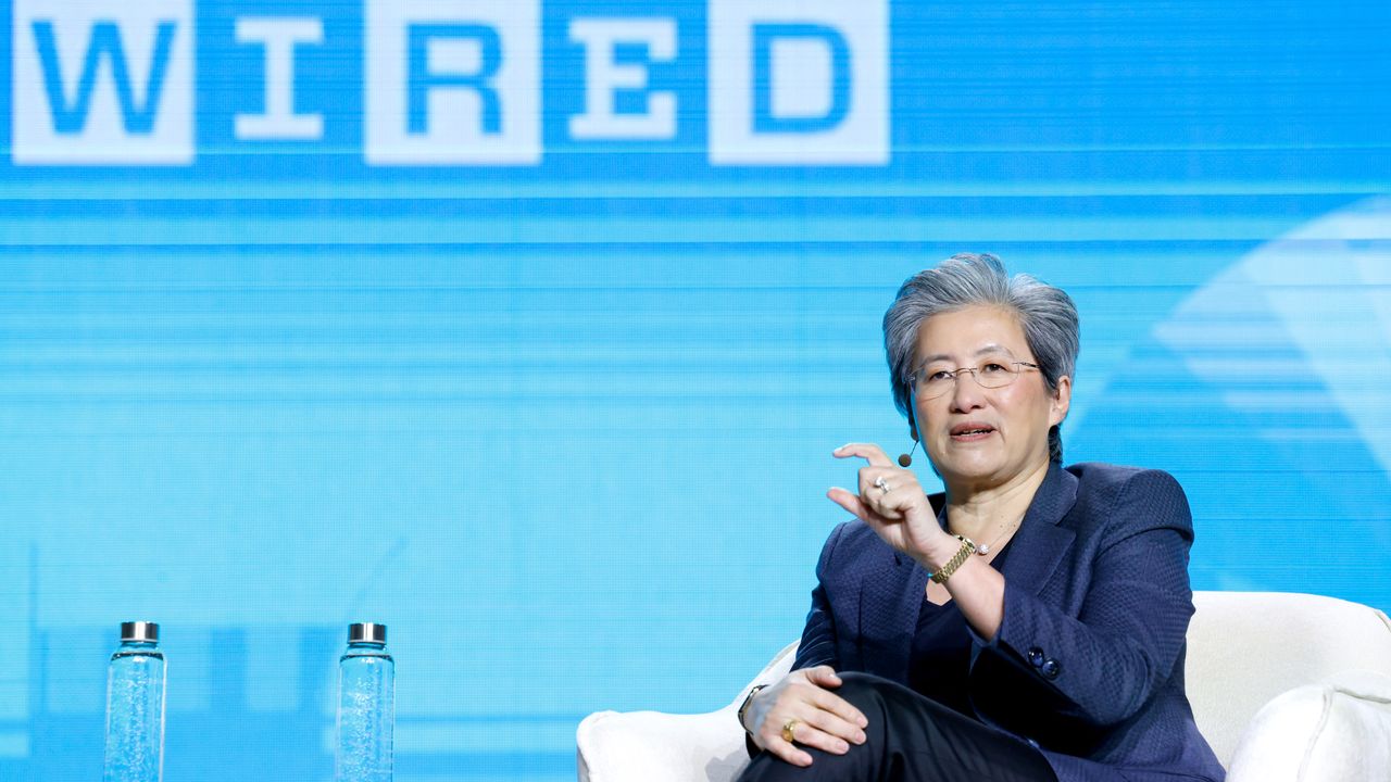 AMD CEO Lisa Su desmistifica rumores de bolha na IA e aposta no futuro da tecnologia 2 Lisa Su, CEO da AMD, em conferência na WIRED, gesticulando durante fala