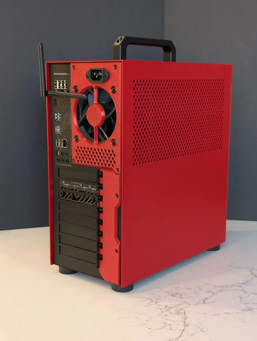 Homem recorre a impressão 3D e monta PC compacto com Radeon; veja