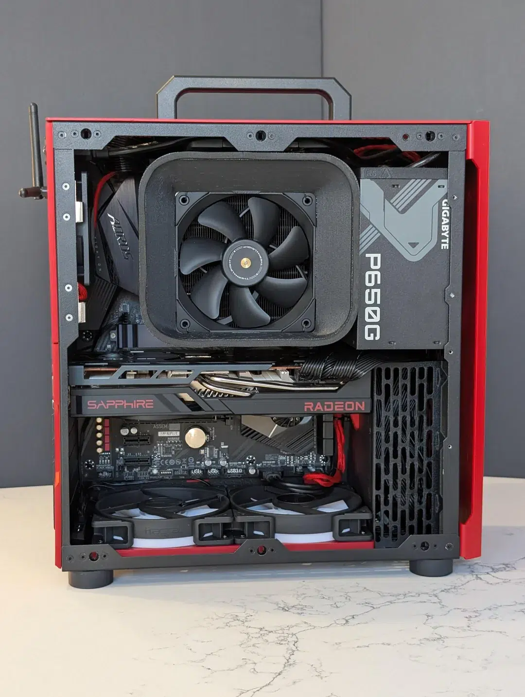 Homem recorre a impressão 3D e monta PC compacto com Radeon; veja