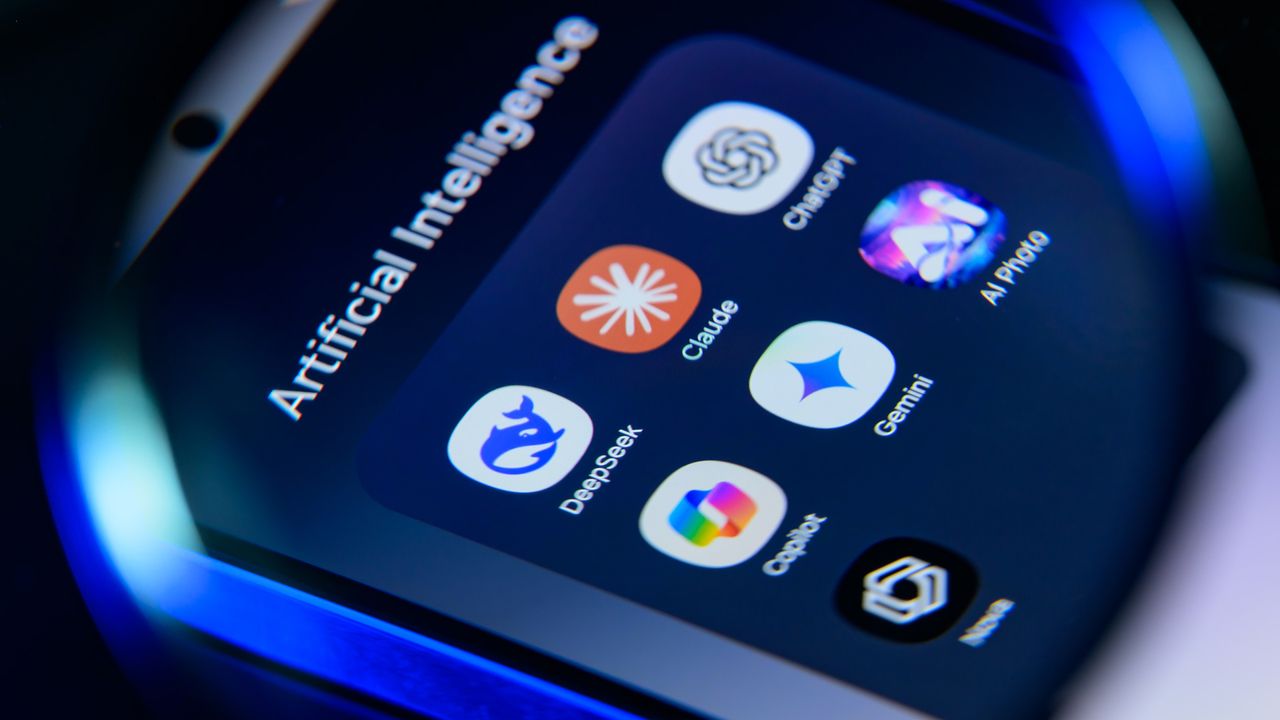 A aliança estratégica que quer transformar agentes de IA em código aberto 2 Tela de smartphone exibindo uma pasta Artificial Intelligence com ícones coloridos de aplicativos relacionados a inteligência artificial.