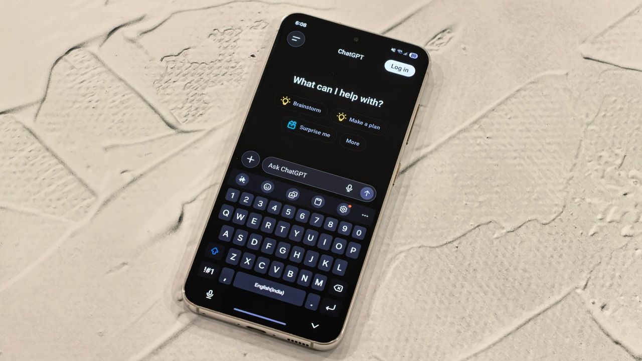 Smartphone com a interface do aplicativo ChatGPT em modo escuro mostrando campo de digitação ativo e sugestões na tela.