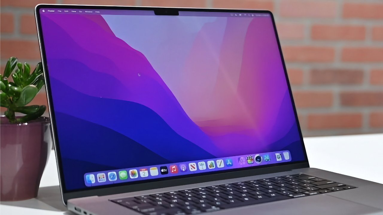 Produção do MacBook Pro OLED começa antes do previsto, aponta rumor 1 MacBook Pro com tela OLED em mesa branca, corpo Space Gray com bordas finas e notch central