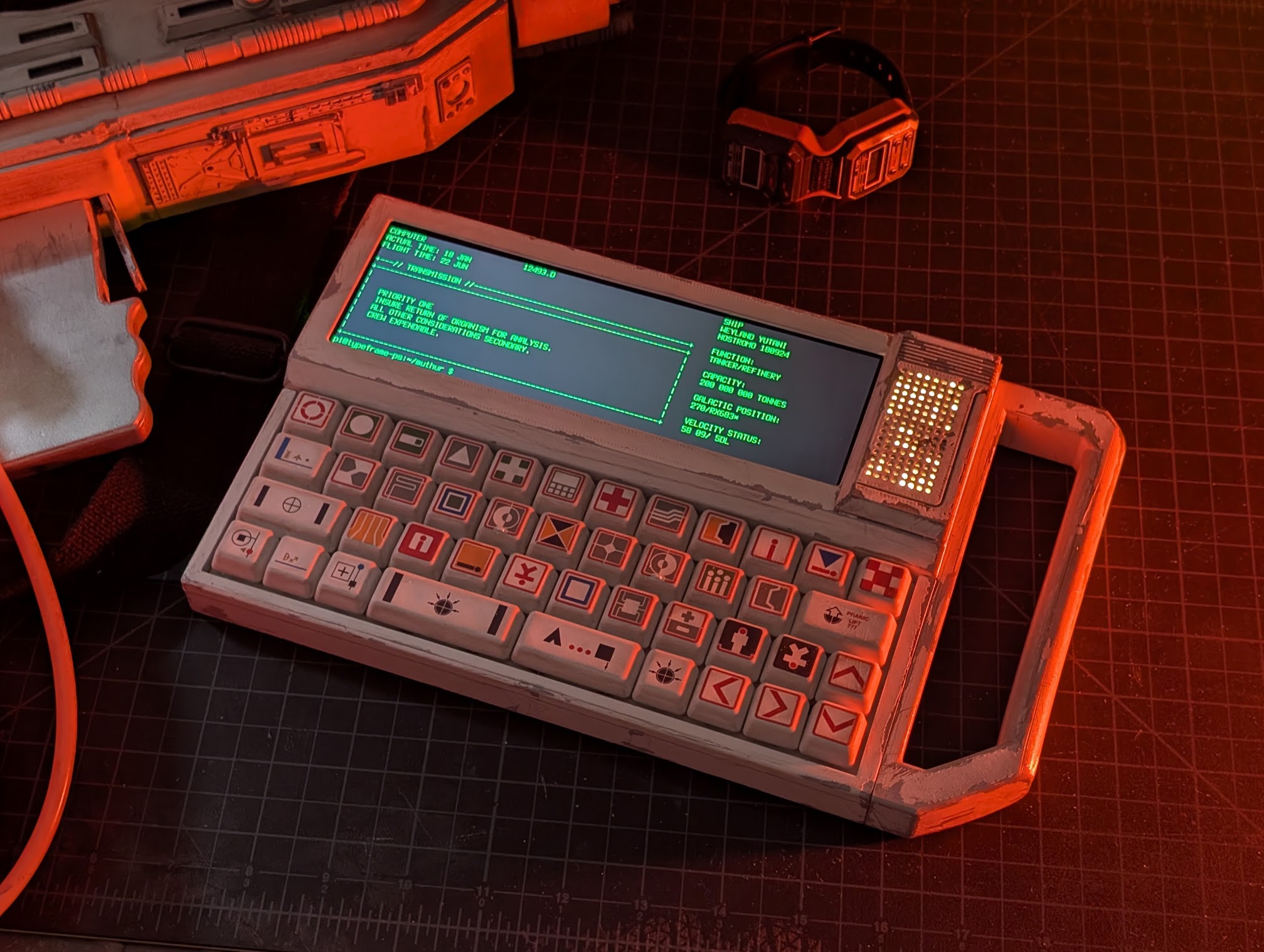 Fã cria computador portátil incrível inspirado na franquia Alien 2 Painel matricial de LEDs ao lado da tela do cyberdeck Typeframe PS-85