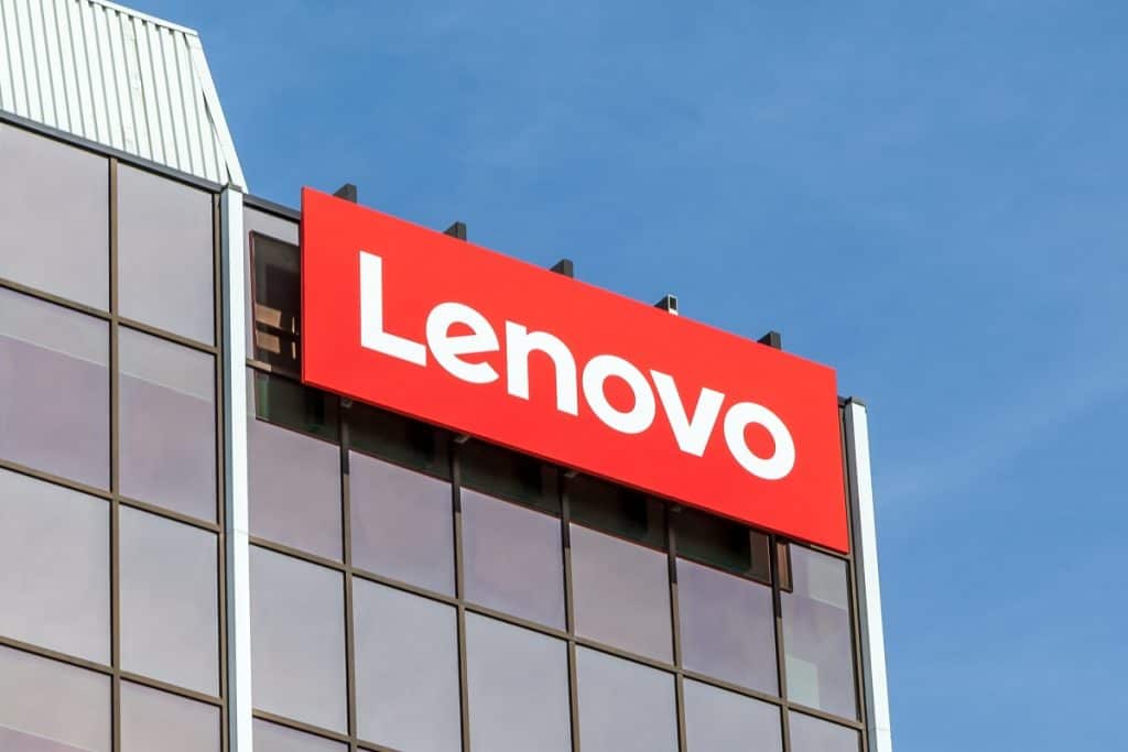Escassez de memória vai até 2027 e preços vão subir, alerta CEO da Synopsys 1 Fachada do edifício corporativo da Lenovo com letreiro vermelho e letras brancas em dia ensolarado