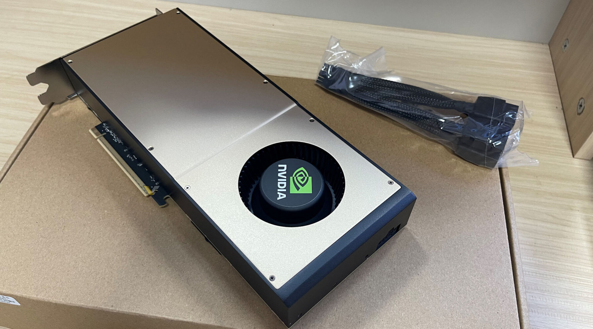 A volta do design odiado: Por que a China está colocando coolers 'turbina' nas novas RTX 50? 1 Placa de vídeo Nvidia RTX 50-series com design blower para data centers e IA, com cooler circular preto e carcaça prateada.
