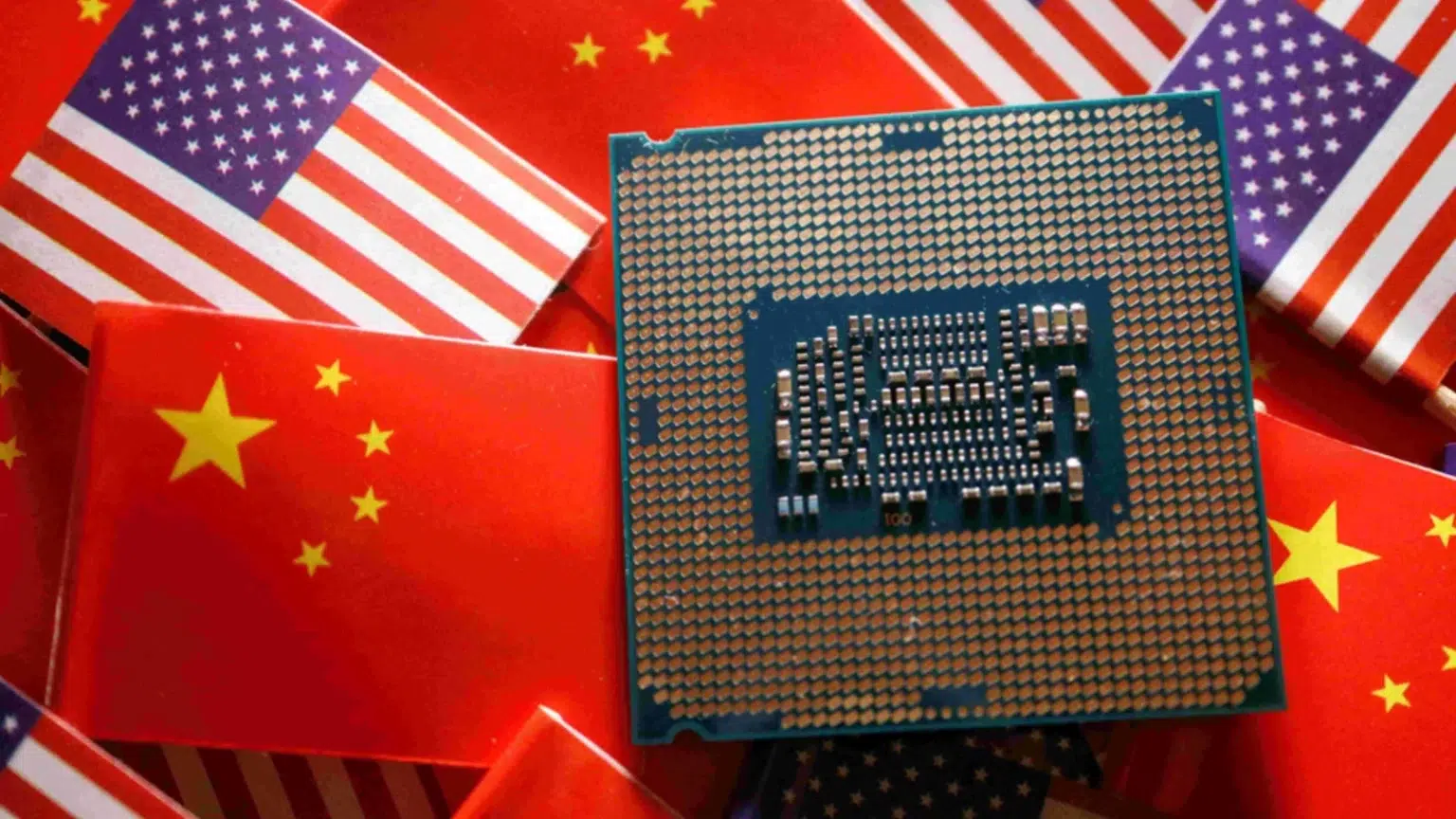 Processador de computador sobre um fundo de bandeiras dos Estados Unidos e da China espalhadas, ilustrando a disputa tecnológica entre os dois países
