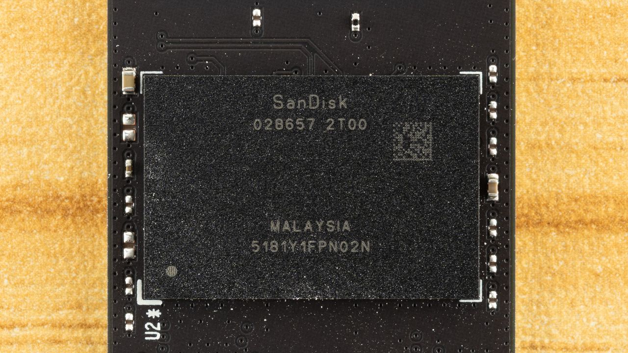 Chip NAND 3D da SanDisk instalado em placa de circuito para SSD empresarial