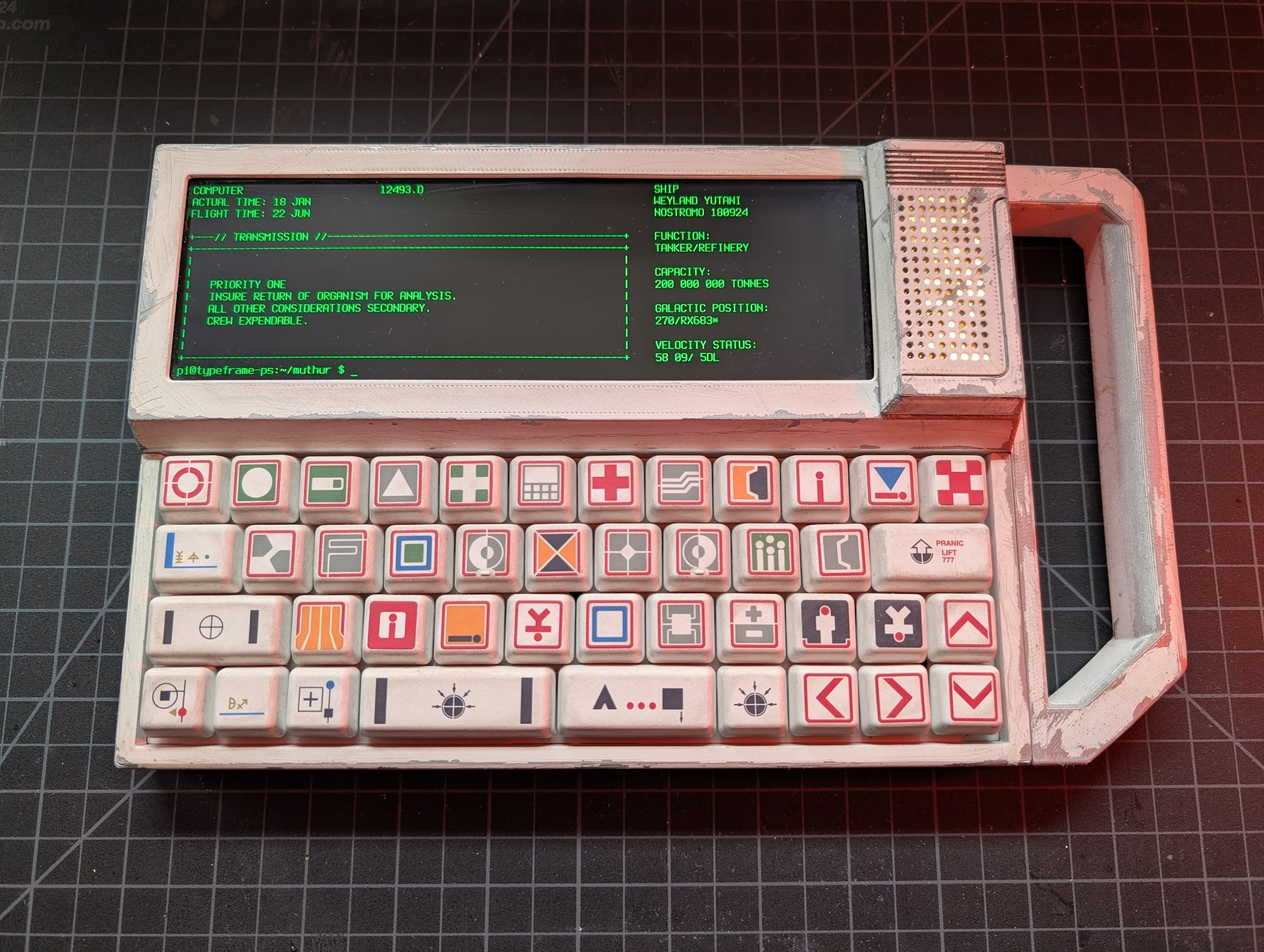 Fã cria computador portátil incrível inspirado na franquia Alien 1 Cyberdeck Typeframe PS-85 com tela grande e texto verde inspirado na franquia Alien