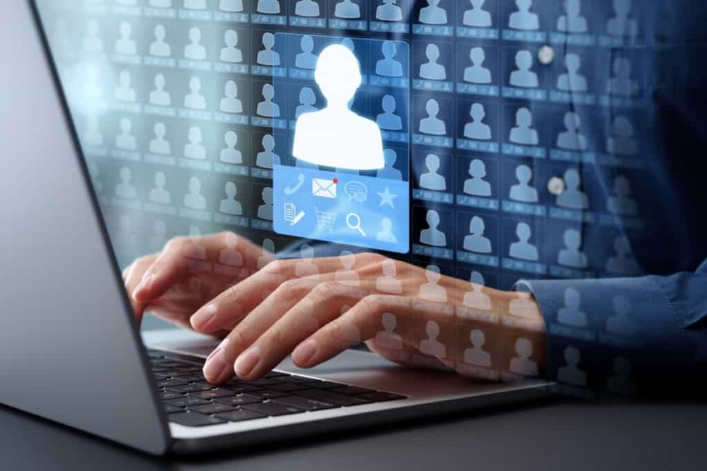 China surpreende e lança regras duras contra coleta de dados 1 Privacidade e proteção de dados pessoais em ambiente digital com notebook e elementos digitais azuis