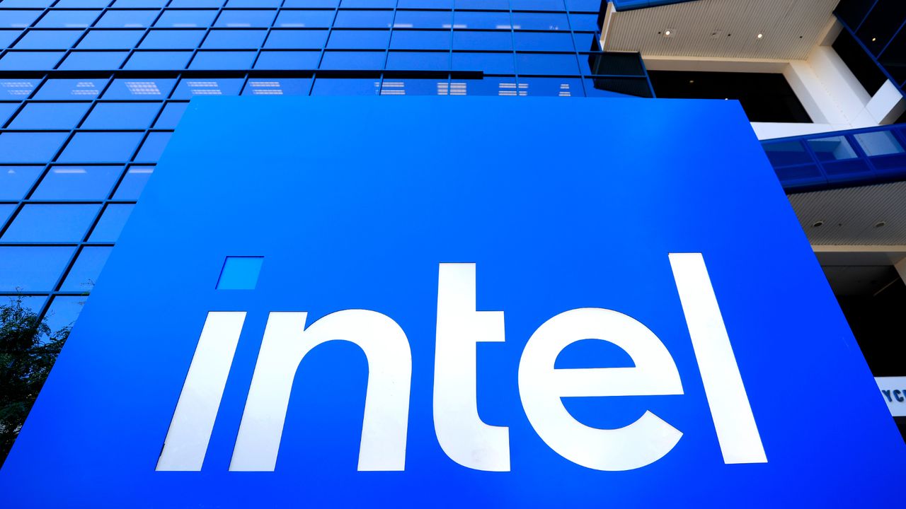 A Intel acordou? Nova tecnologia de 1,4nm avança rápido e pode mudar o mercado 1 Placa azul com logotipo branco da Intel inclinada mostrando perspectiva e profundidade