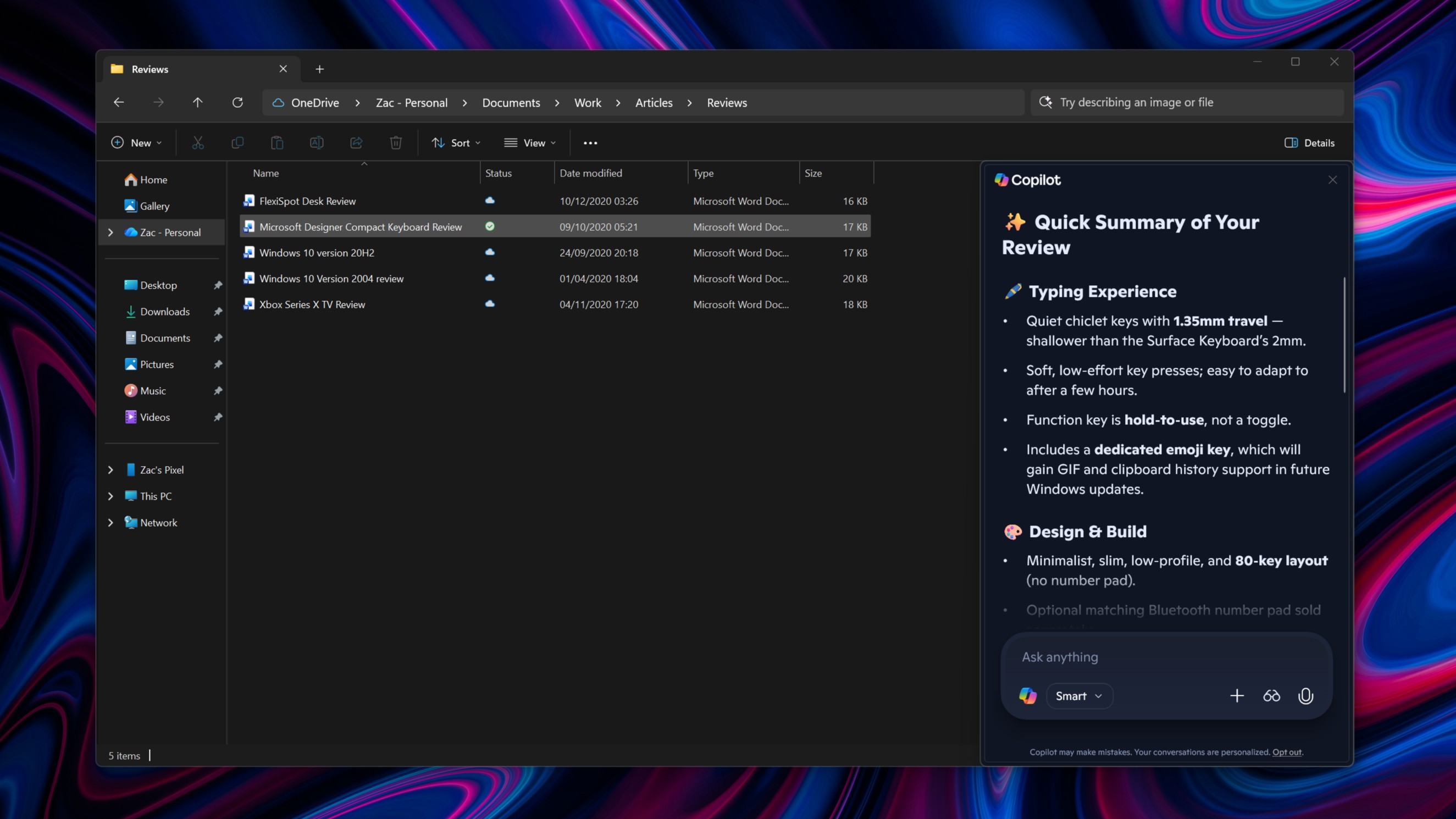 Interface do Windows File Explorer em tema escuro com painel flutuante do Copilot aberto mostrando resumo e opções de chat