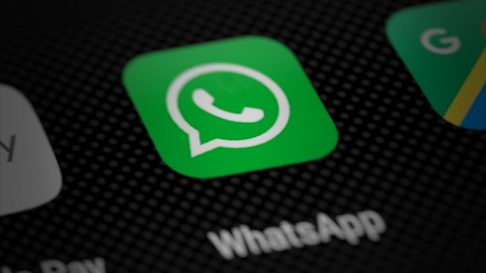 Ícone do WhatsApp em tela de smartphone com fundo pixelado