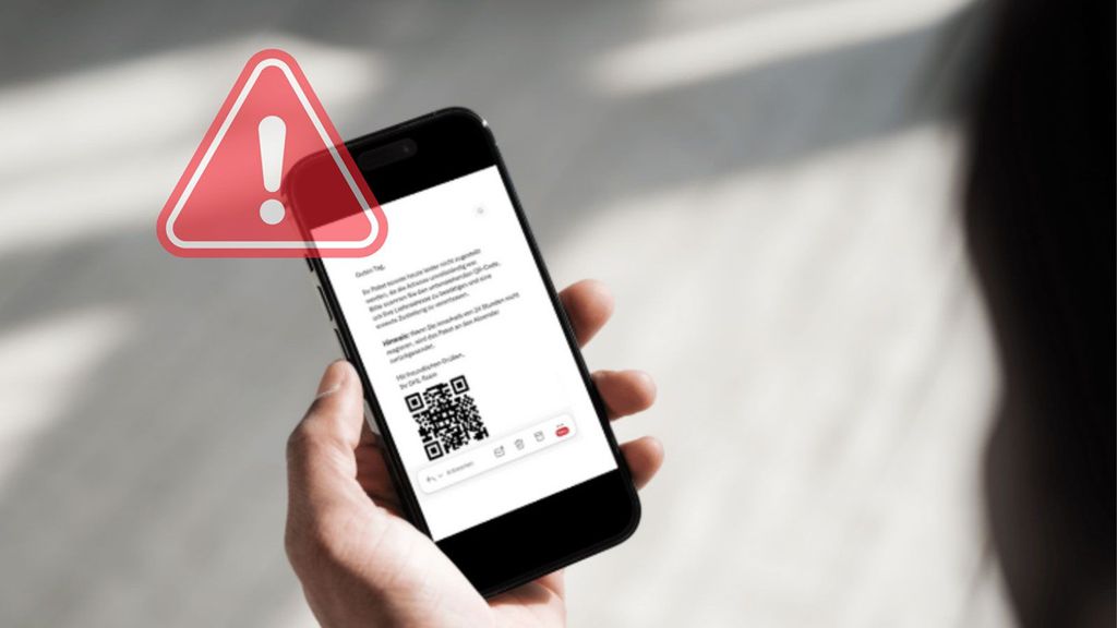 Mão segurando smartphone com alerta de golpe e QR code tela desfoque fundo