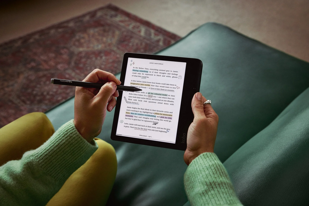 Fim do bloqueio? Amazon libera leitura de livros Kindle no Kobo e rivais (mas tem uma pegadinha) 1 Leitor de e-books Kobo com tela exibindo texto e anotações, segurado com caneta stylus