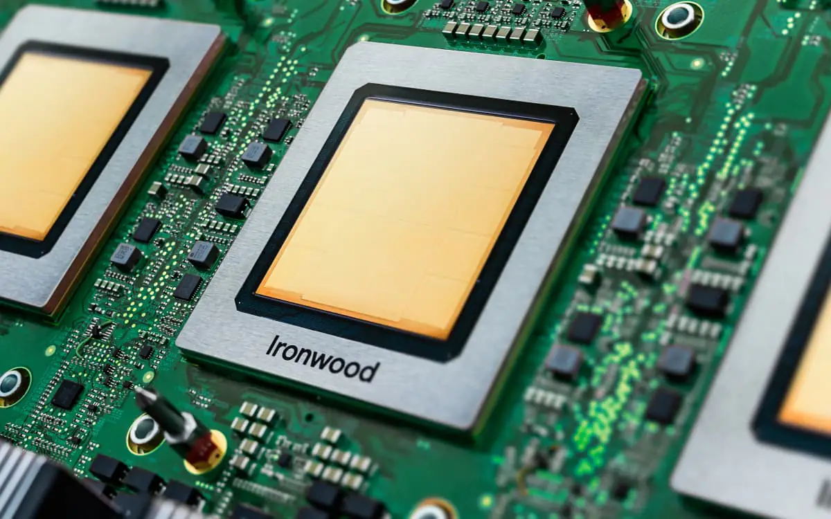 Close-up de placa de circuito com dois chips Ironwood para IA da MediaTek e Google