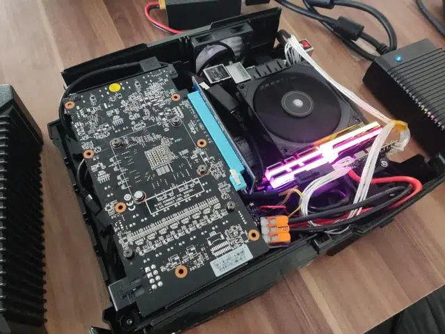 Ele usou a carcaça do primeiro Xbox para montar um PC com Ryzen e