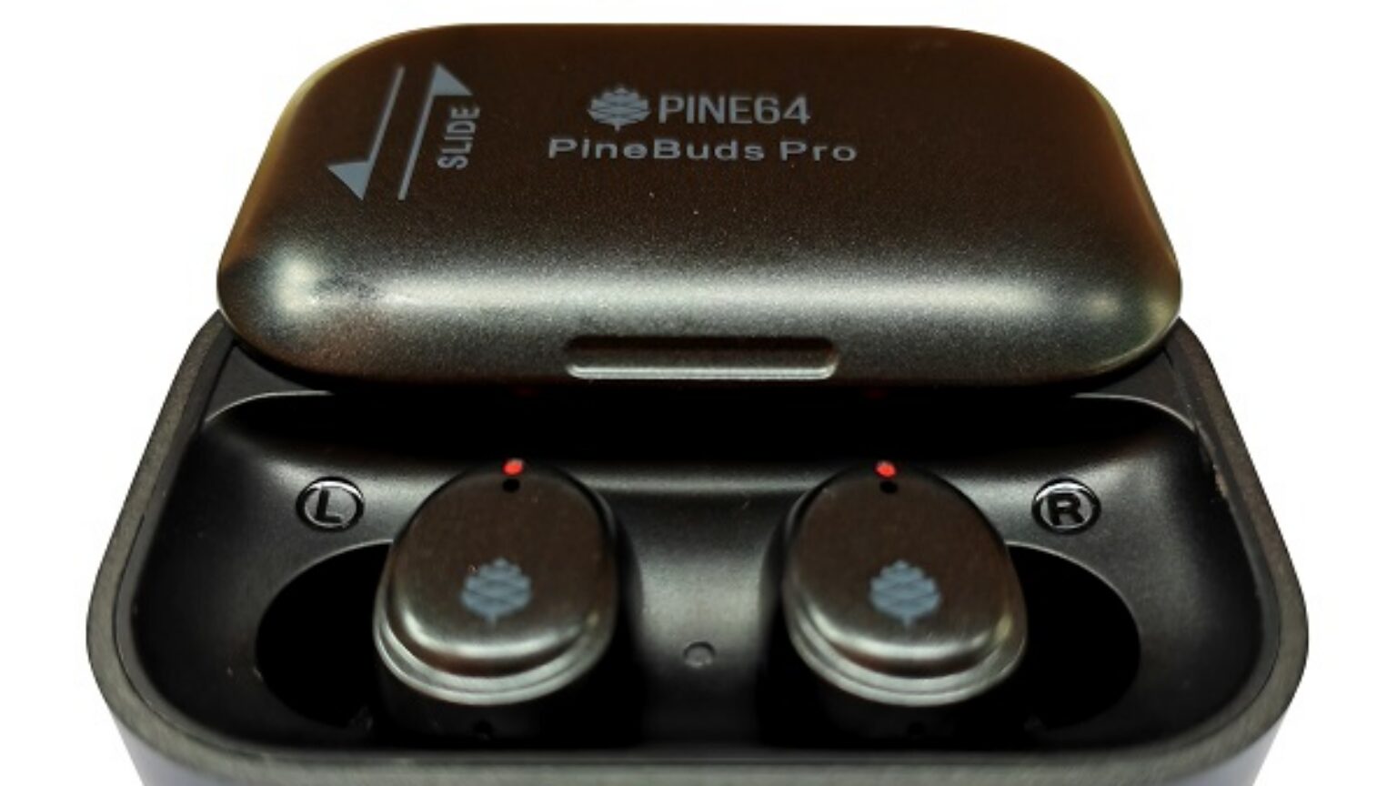 Estojo aberto dos fones de ouvido PineBuds Pro mostrando dois fones posicionados em compartimentos e detalhes do acabamento
