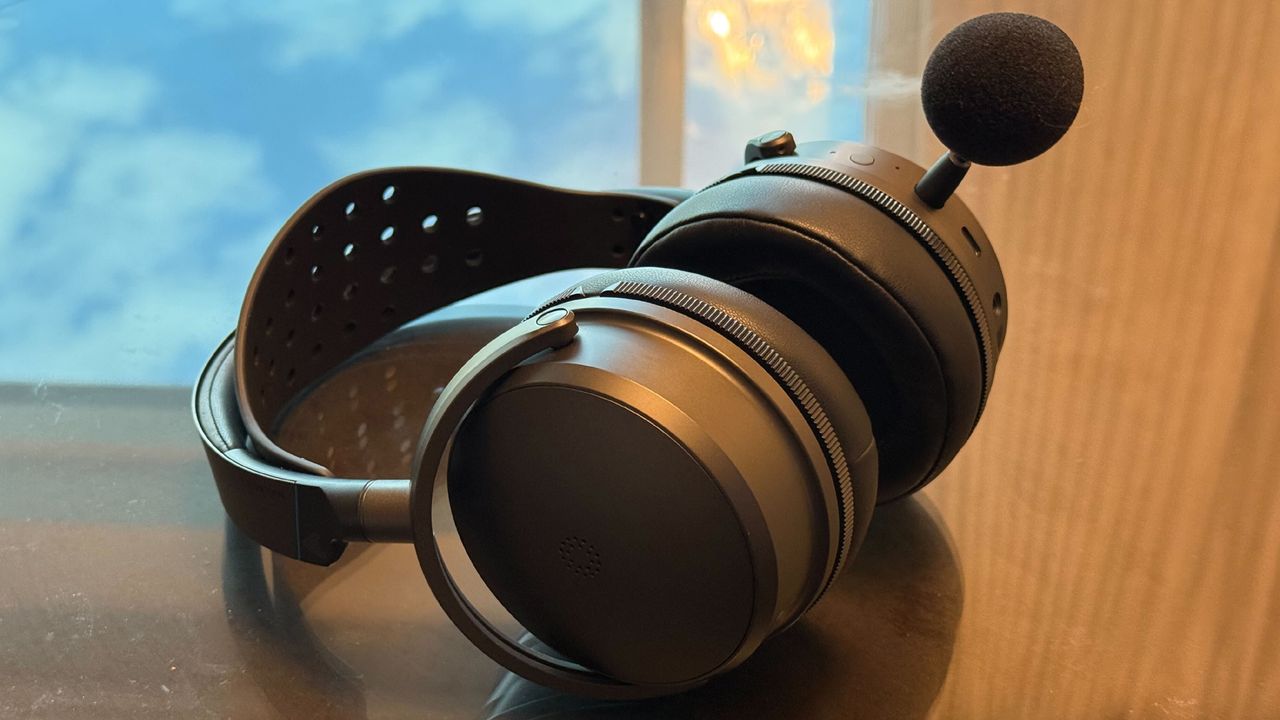 O Audeze Maxwell 2 redefine o áudio para gamers com tecnologia SLAM 1 Headset over-ear preto com grandes conchas circulares e microfone de haste articulada em ambiente com luz natural azulada