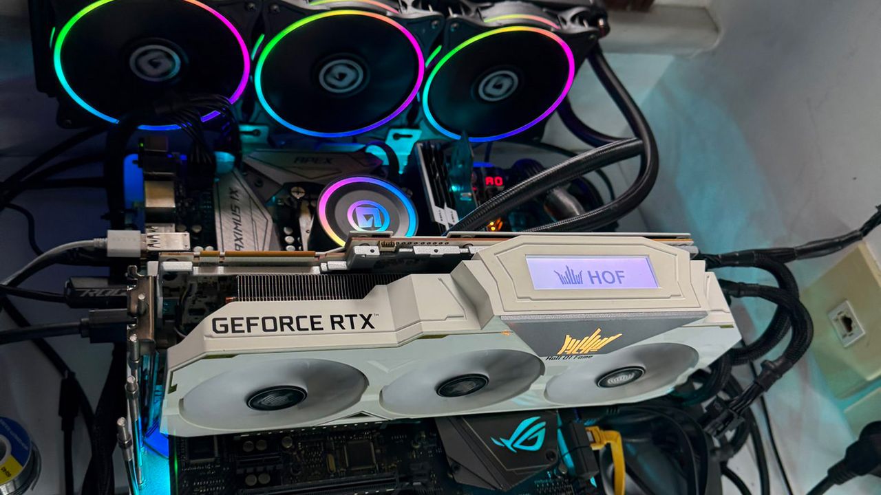 O "Frankenstein" de 900W: Modder cria RTX 2080 Ti com 24GB 1 Placa de vídeo GeForce RTX 2080 Ti Hall of Fame branca instalada em PC com refrigeração líquida e iluminação RGB