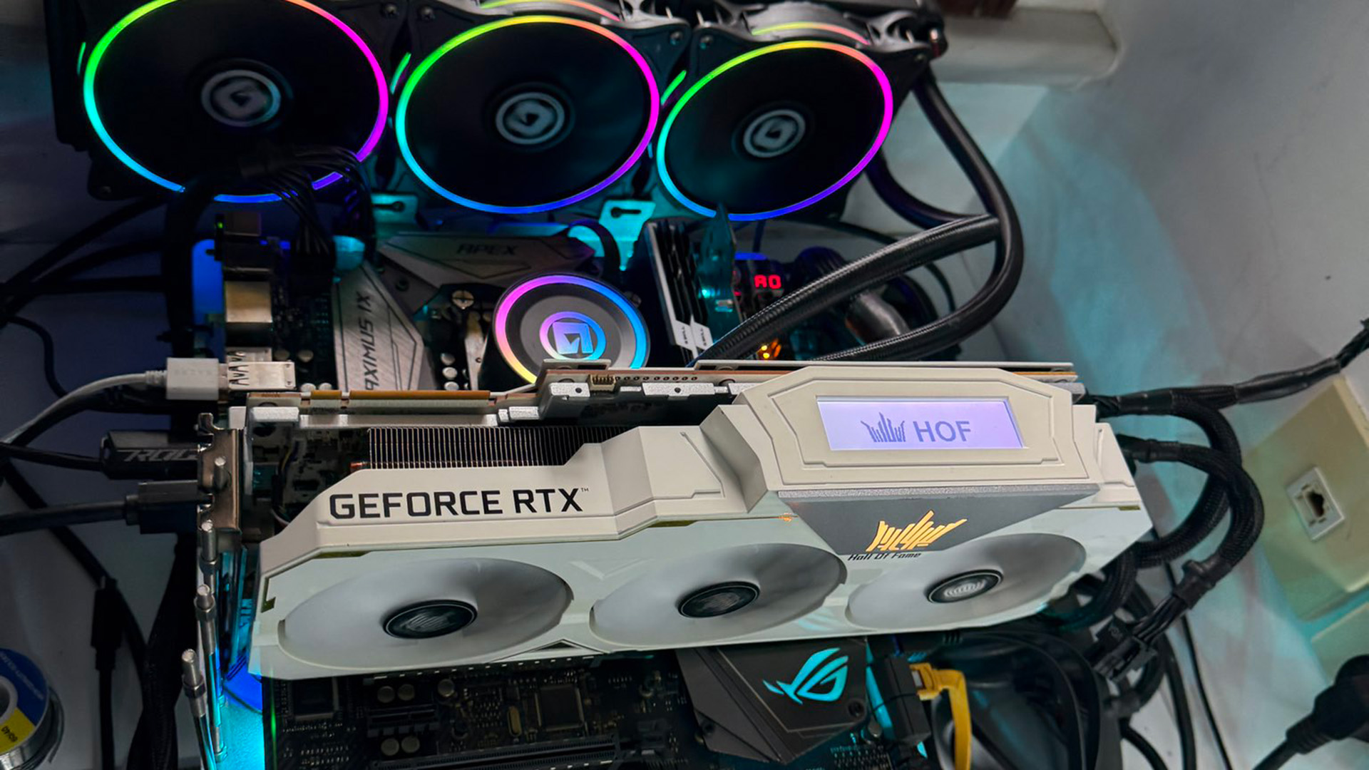 O "Frankenstein" de 900W: Modder cria RTX 2080 Ti com 24GB 2 Vista interna de PC com placa GeForce RTX 2080 Ti Hall of Fame branca e refrigeração líquida personalizada com iluminacão RGB