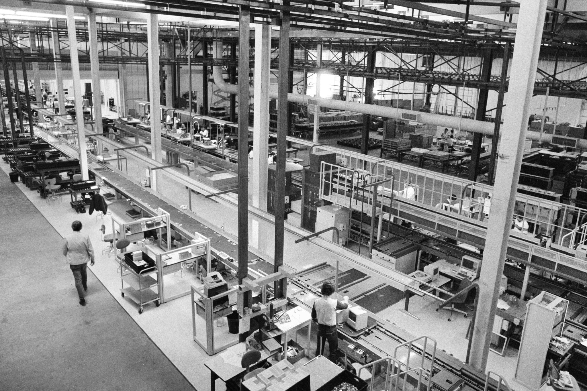 Antes de depender da China, Apple fabricou seus próprios Macs com robôs e meta ousada; mas foi um grande fiasco 1 Fábrica de computadores em preto e branco