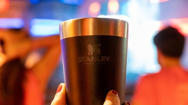 Copo Clássico Stanley com 45% OFF: mantém as bebidas geladas ou quentes por mais tempo 2 2 1 18