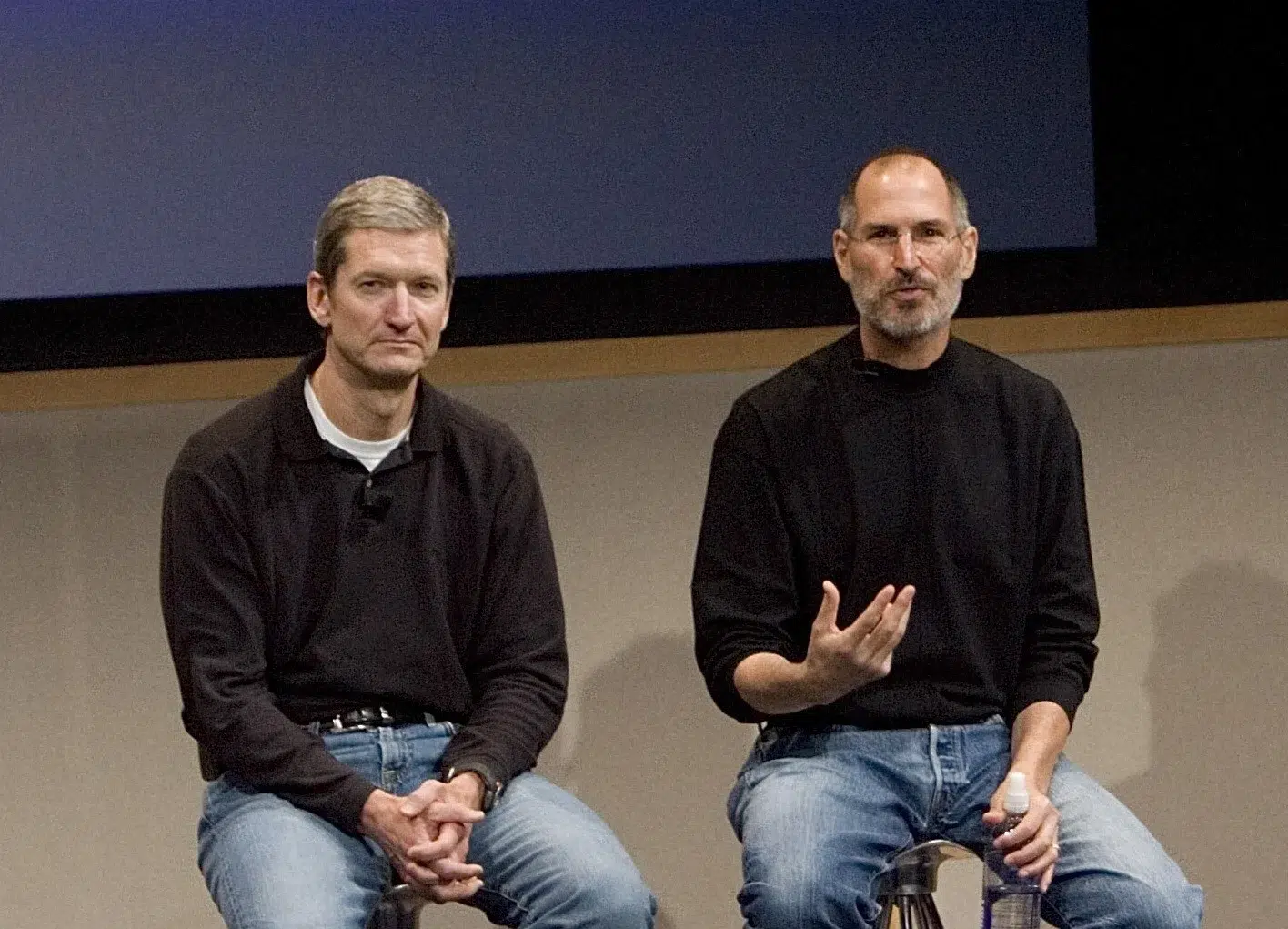 Antes de depender da China, Apple fabricou seus próprios Macs com robôs e meta ousada; mas foi um grande fiasco 6 Tim Cook e Steve Jobs em uma apresentação.