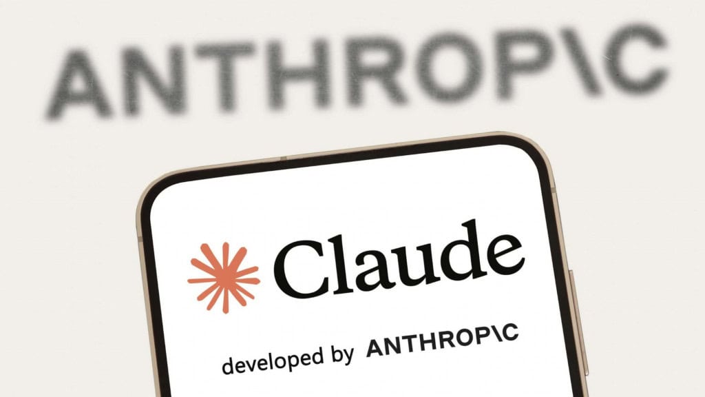 Como o Claude foi usado na operação militar dos EUA contra Maduro? 1 Smartphone exibindo o logotipo do IA Claude da Anthropic em fundo bege claro.