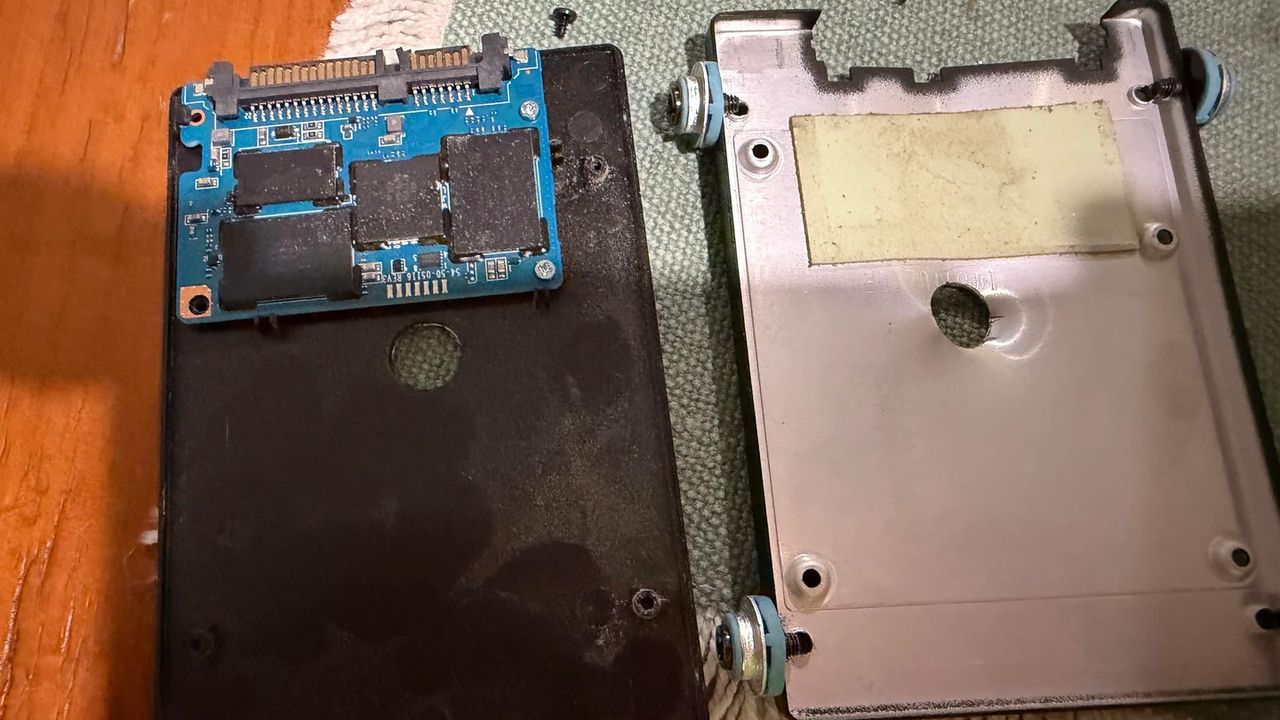 SSD sobrevive a tentativa de destruição com furadeira e mantém os dados intactos 1 SATA SSD perfurado próximo à região central da placa de circuito com furo visível, mantendo a integridade do hardware e dados.