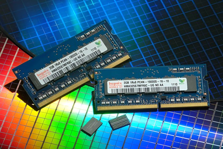 Escassez de DRAM e NAND pode colapsar indústrias até 2030, alerta CEO da Phison 1 Dois módulos de memória DRAM da SK hynix em close detalhado