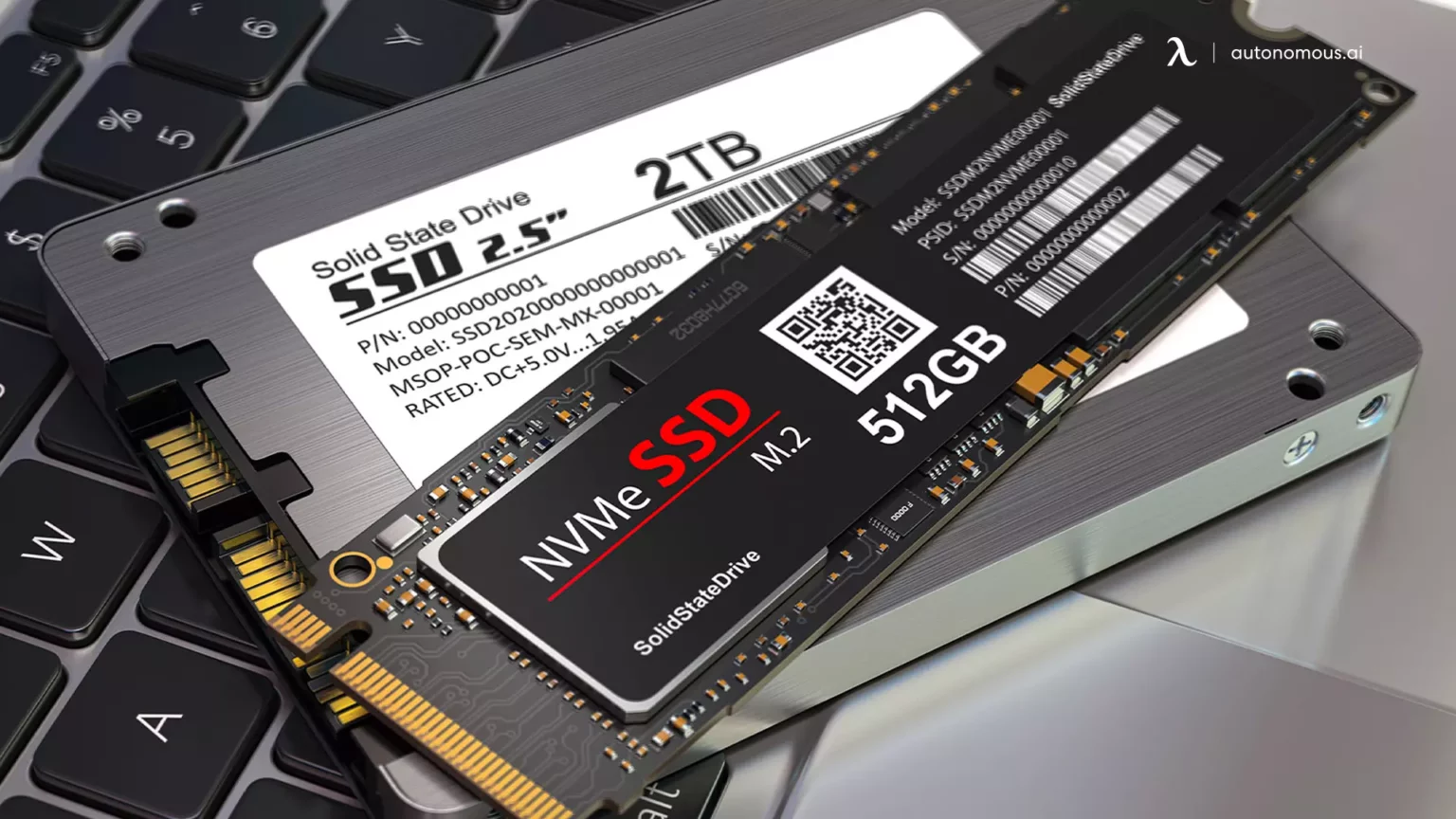 Dois SSDs, um de 2,5 polegadas de 2TB e outro NVMe M.2 de 512GB, sobre um teclado de notebook e uma superfície metálica