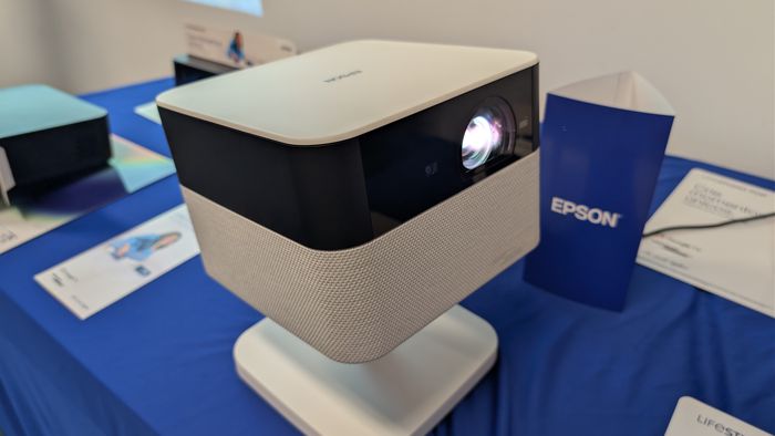 Epson lança no Brasil o Lifestudio Flex Plus, o projetor 4K compacto com som da Bose 1 Projetor compacto Epson Lifestudio Flex Plus branco com lente de projeção em ambiente de demonstração